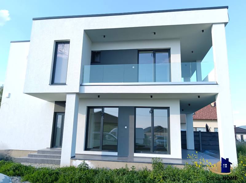 Rodinný dom na ulici Zimná v Čani so skleneným zábradlím na balkóne.