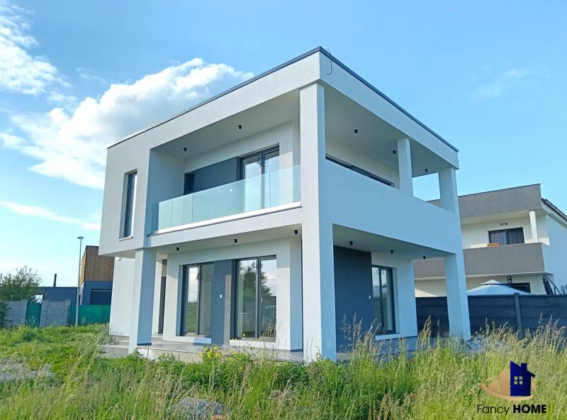Rodinný dom na Zimnej ulici v Čani s preskleným balkónom a moderným dizajnom.