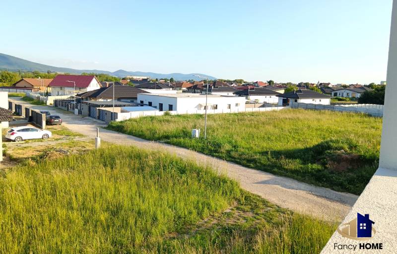 Ulica Zimná v Čani ponúka pohľad na rodinné domy a zelené priestranstvá.