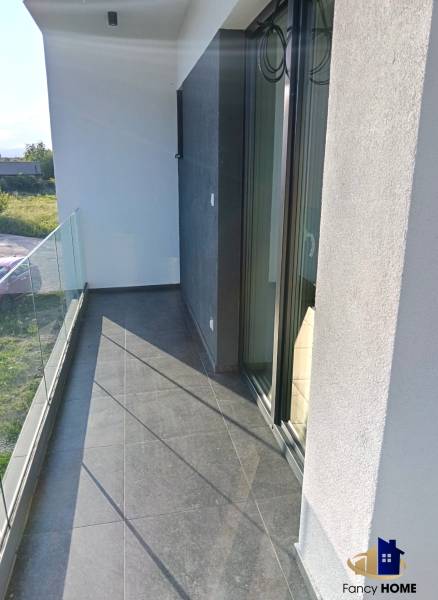 Exteriér Rodinného domu na Zimnej ulici v Čani s preskleným balkónom.