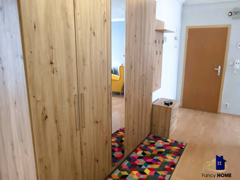 Vstavaná skriňa chodba.jpg