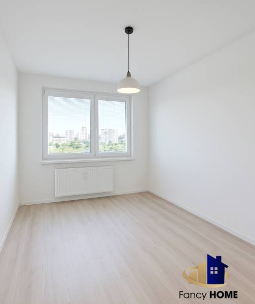 Prázdna miestnosť s výhľadom na mesto.png