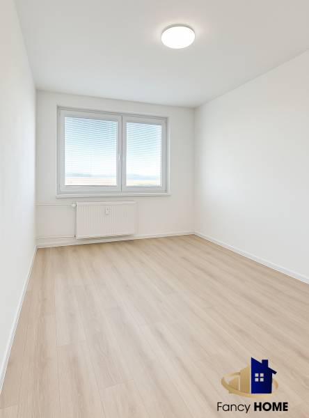 Priestranná minimalistická izba s oknom.png