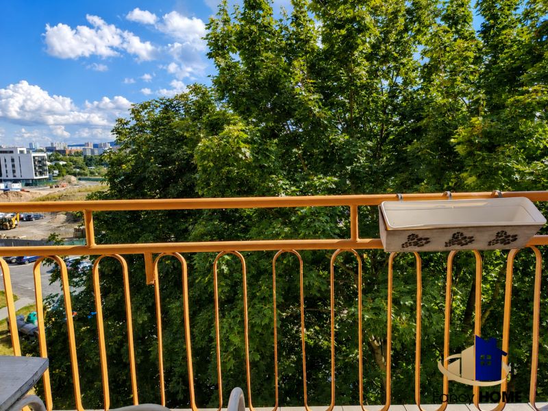 Balkón s výhľadom na zeleň a mestskú panorámu, 2-izbový byt Poprad, 29. augusta.