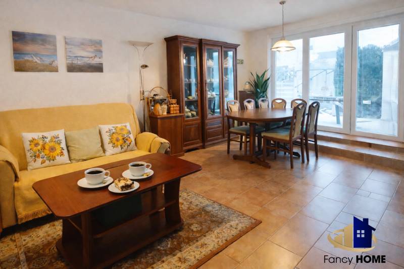 Obývacia izba so vstupom na terasu.jpg