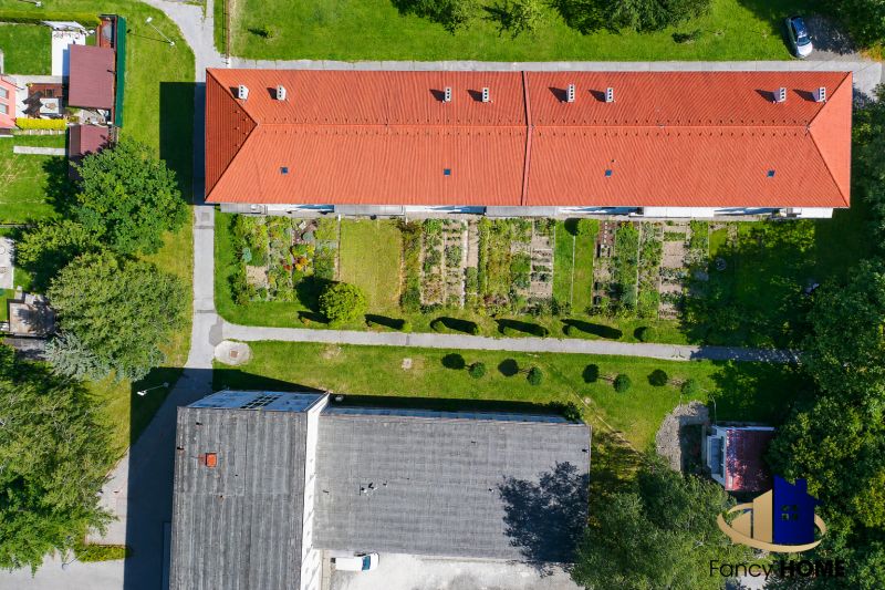 Letecký pohľad na budovy a záhrady na Štefánikovej ulici v meste Svit.