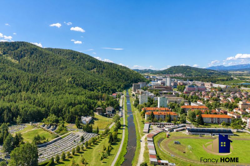 Letecký pohľad na mesto Svit so zeleňou a riekou pri Štefánikovej ulici.