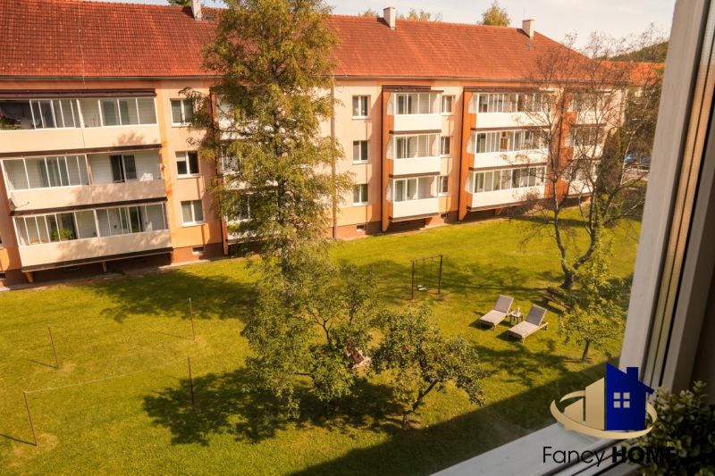 Ulica Štefánikova v meste Svit s výhľadom na rezidenčný dvor a zeleň.