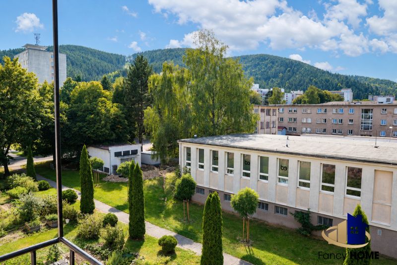 Výhľad z 3-izbového bytu na Štefánikovej ulici vo Svite, zelené stromy a budovy.