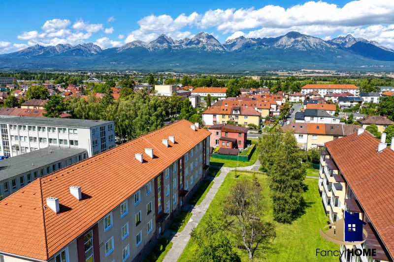 Pohľad na Štefánikovu ulicu v meste Svit s panorámou Tatier.