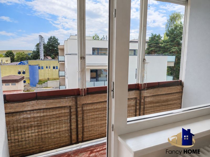 Výhľad z balkóna na Tatranskej ulici v Starej Ľubovni s modernou architektúrou budov.