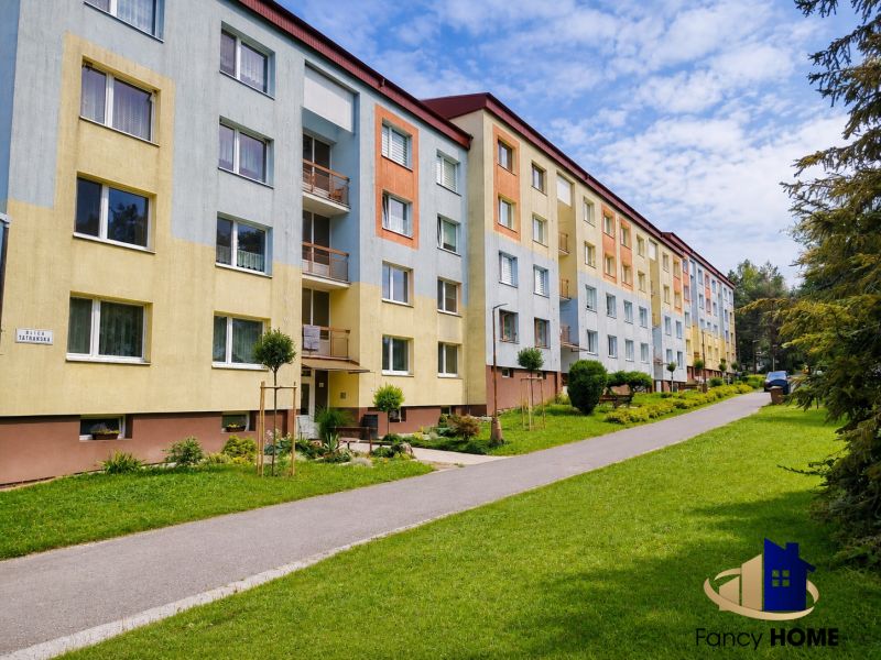 Farebné bytové domy na Tatranskej ulici v meste Stará Ľubovňa.