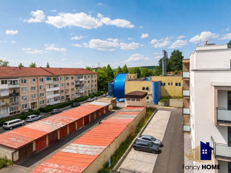 Pohľad na obytné domy a garáže na Tatranskej ulici v Starej Ľubovni.