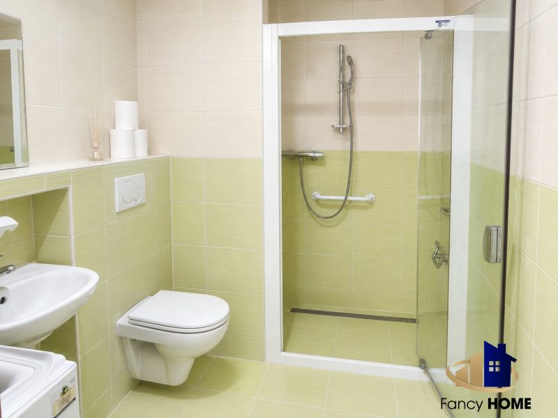 Kúpeľňa s WC, sprchovým kútom a umývadlom v 2-izbovom byte.