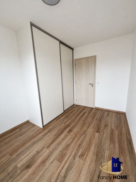 Prázdna izba s posuvnou vstavanou skriňou.png