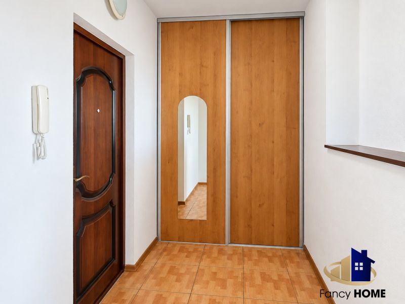 Vstupná hala s podlahou s dreveným dekorom a skriňou, 2-izbový byt.